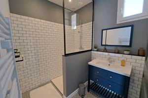 Salle de bain moderne du gîte Le Ramonetage.