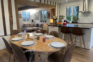 La grande piece de vie avec ses poutres apparentes