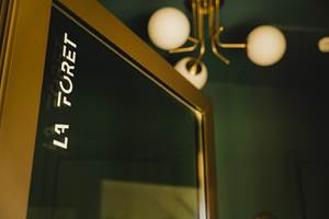 Une entrée particulière dans un bleu profond vous invite à la visite de votre suite familiale