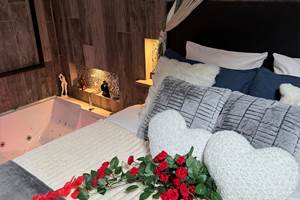 le lit et le jacuzzi privatif