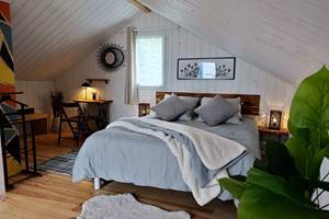 Suite spacieuse avec accès direct à la terrasse panoramique du Lodge à Plouarzel pour un séjour romantique en couple