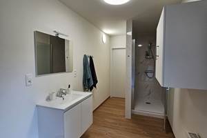 Salle-de-bain vue entrée jardin