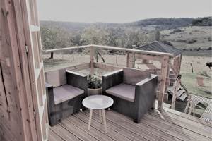 chalet cocooning avec coin repas, salle de bain et toilettes