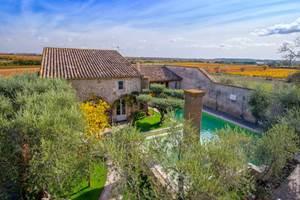 Maison médiévale rénovée en pierre au cœur du Domaine Sainte Suzanne dans l’Hérault