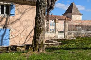 La Maison Joyeuse à l'avant de la chartreuse