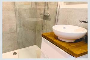 Salle d’eau du studio – Confort et modernité au cœur du village Douche vitrée, vasque design et ambiance zen pour un séjour tout en douceur à La Flotte, Île de Ré.