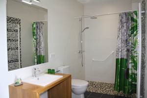 salle de bain "Galets de Garonne" accès PMR