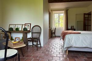 Coin lit invité chambre tomettes