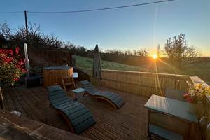 La terrasse de L'étoile du Béarn, offrant une vue imprenable sur le lever du soleil