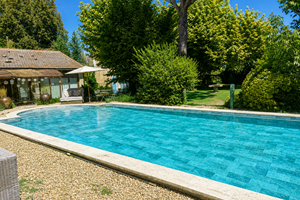 Entre piscine et jardin, l'esprit du Mas des Perrines