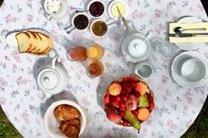 Petit déjeuner compris pour une nuit dans la chambre d'hôte Verveine à la Rougeanne à Carcassonne, Canal du Midi en Pays Cathare