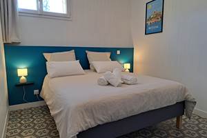 Deuxième vue de la chambre bleue du gîte Le Ramonetage.