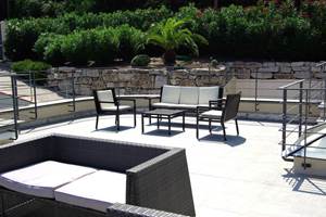 Terrasse avec mobilier lounge vue colline (2)