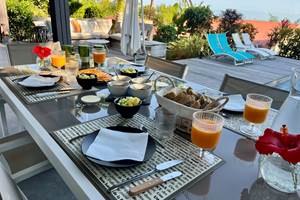 Petit-déjeuner fait maison, au bord de la piscine, vue océan