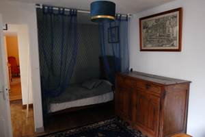 la chambre bleue lit simple dans alcôve