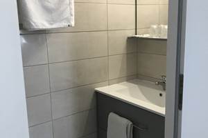 Le Clos Fleuri - chambre familiale - salle d'eau