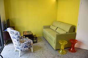 Villa Ercolano, salon du gîte Mexique, avec canapé couchage permanent,PMR