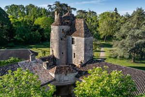 DJI_20250430083345_0103_D_MAVIC3PRO- Cha^teau Michel de MontaigneDe´clic&De´colle