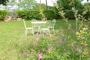 2ème salon de jardin dans un coin de verdure devant la maison