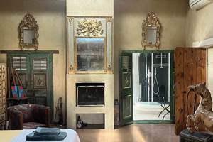 une vue sur la cheminée et l'entrée de la grande salle de bain