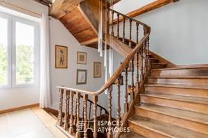 Manoir : accès aux chambres d'hôtes via ce superbe escalier