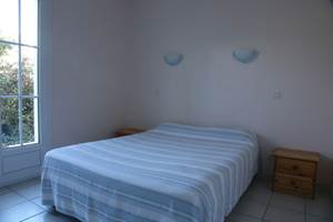 Chambre dans une maisonnette en location de l'hôtel résidence les alizés sur l'île d'Oléron