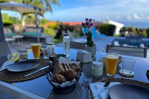 Petit-déjeuner  fait maison, au bord de la piscine, vue océan