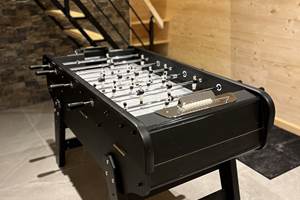 Salle de jeux avec un Baby-Foot authentique