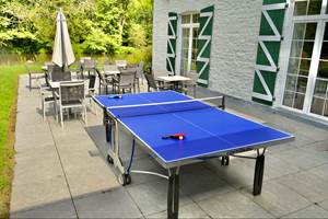 Op het terras staat een pingpongtafel, klaar voor vriendschappelijke duels