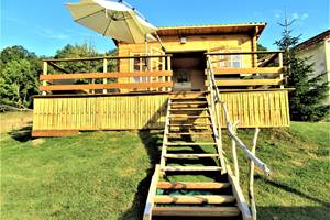 chalet cocooning avec coin repas, salle de bain et toilettes