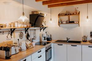 Les cuisines, compactes mais fonctionnelles, sont équipées de tout le nécessaire pour cuisiner confortablement.
