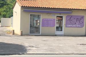 nous sommes juste derrière impasse à gauche du salon