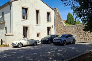 Parking visiteurs des Gîtes de Monte Blanco, situé au cœur de Montblanc près de Pézenas.