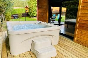 Spa privatif chauffé à 38°C vue sur la forêt