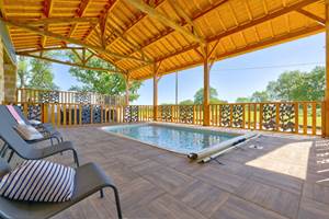 Piscine sécurisée et terrasse couvertes