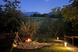 Vue sur les montagnes et la lune depuis le brasero