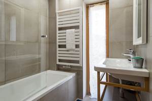Dortoir - salle de bain avec baignoire