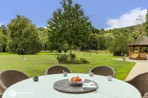 La terrasse des chambres d'hôtes et sa vue imprenable sur le parc