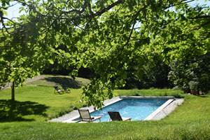 Détente au bord de la piscine cristalline près de Cahors