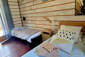 La chambre avec 2 lits