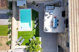 Vue aérienne du gîte Le Pressoir avec piscine privée, jardin et terrasse