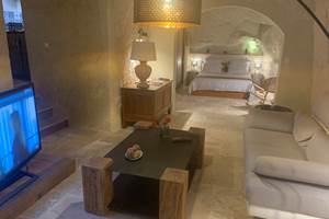 salon-gite-troglodyte-jacuzzi-privatif-couple-touraine