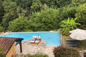 piscine à double débordements et traitée au sel