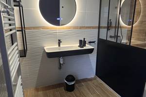 Douche à l'italienne de la chambre le V