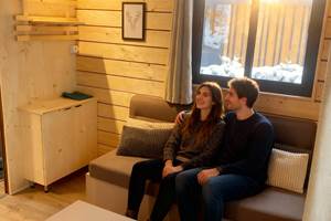 Salon avec vue sur la forêt