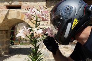 Séjour moto au Château de Saint-Chamarand : profitez d'un garage sécurisé et d'un cadre historique unique pour votre groupe de motards dans le Lot.