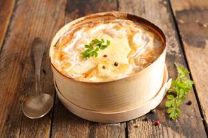 Offre Mont d'Or ???? – Fondue montagnarde au Manoir du Colombier  Dégustez un fondant du Mont d'Or ,pommes de terre vapeur, decornichons croquants et dbouteille de vin blanc Molette Mollex . Un repascœur du Bugey.  ?? 15€/personne – Minimum 2 personnes  ?? Séjour 4 étoiles – Expérience culinaire en Auvergne-Rhône-Alpes