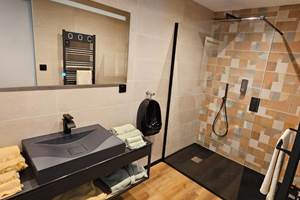 Salle de bain gay Dean proche de Bayonne, Biarritz et des plages de Ondres et Capbreton.