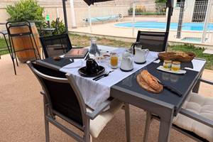 petit-dejeuner-confitures-maison-jus-oranges-pressées_beurre-salé-doux_pain_croustillant_yaourth_croissants-chaud-local-mas-des-anges_jardin-soussans-margaux_couple-fami
