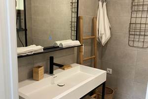 Étage : Chambre 2, Salle d'eau attenante avec WC de la chambre 2